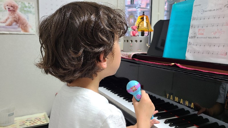 ピアノレッスンのレッスンをしている男の子の画像
