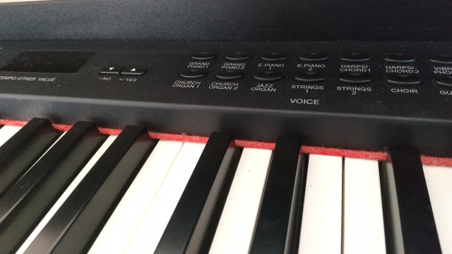 電子ピアノの鍵盤の画像